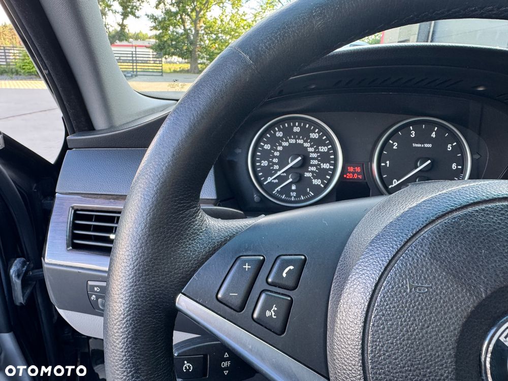 BMW Seria 5 550i Sport-Aut - 25