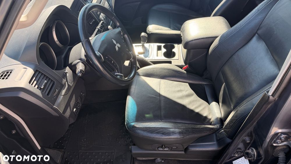 Mitsubishi Pajero 3.8 V6 Instyle - 10