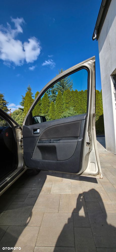 Ford Mondeo 1.8 Ambiente - 32