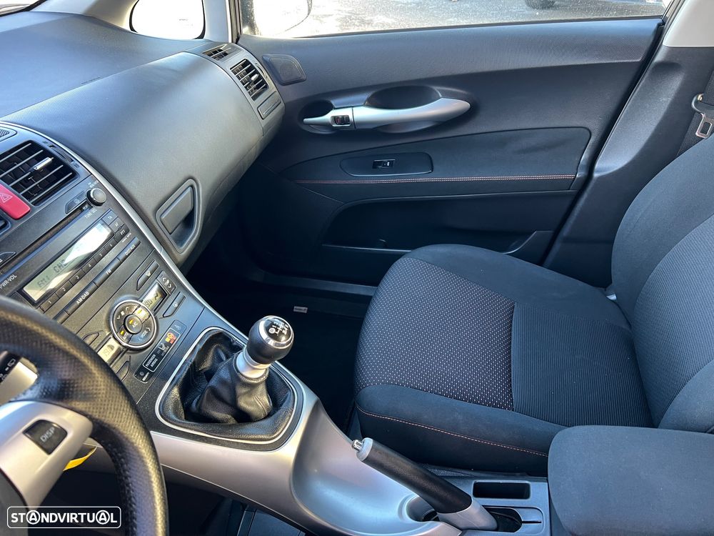 Toyota Auris 1.4 D-4D Exclusive +P.Sport+VSC - 26