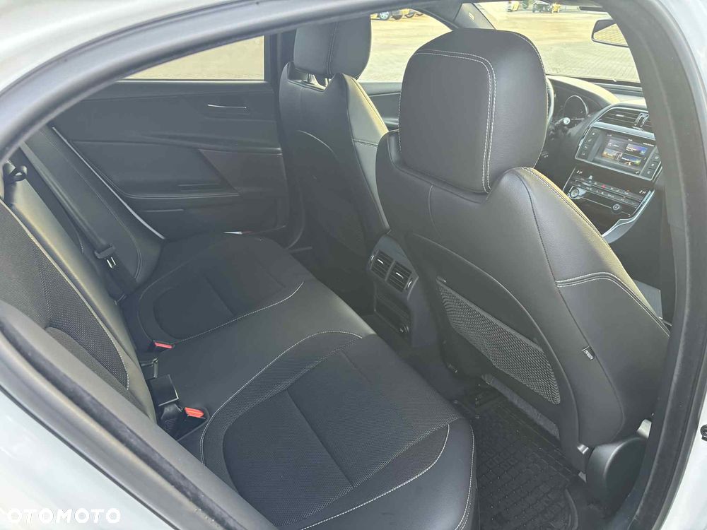 Jaguar XE 2.0 D AWD R-Sport - 11