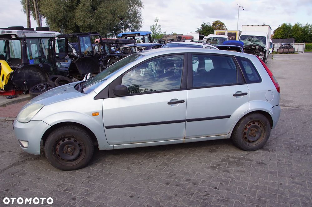Auto na części - Ford Fiesta MK6 1.3 8V 70 KM A9JA 2S6R-7F094-DA Vitro 2003R Silnik Skrzynia Błotnik Drzwi Szyba Maska Klapa Zderzak Lusterko Sterownik Moduł Czujnik Deska Kokpit Licznik - 8