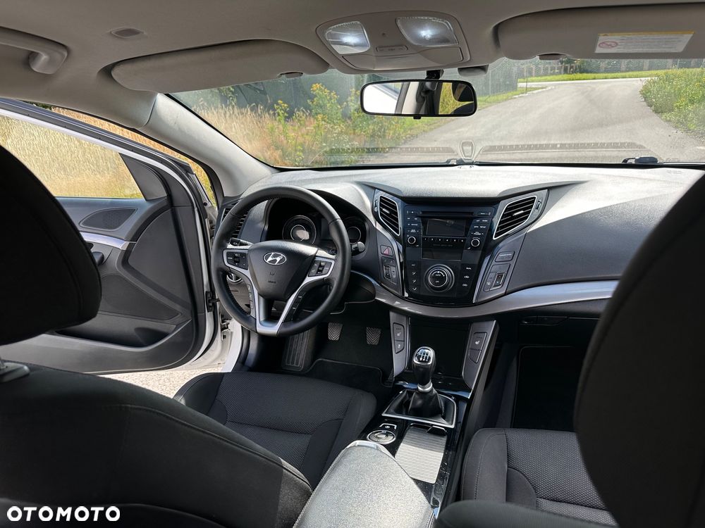 Hyundai i40 Kombi blue 1.6 Family - 31