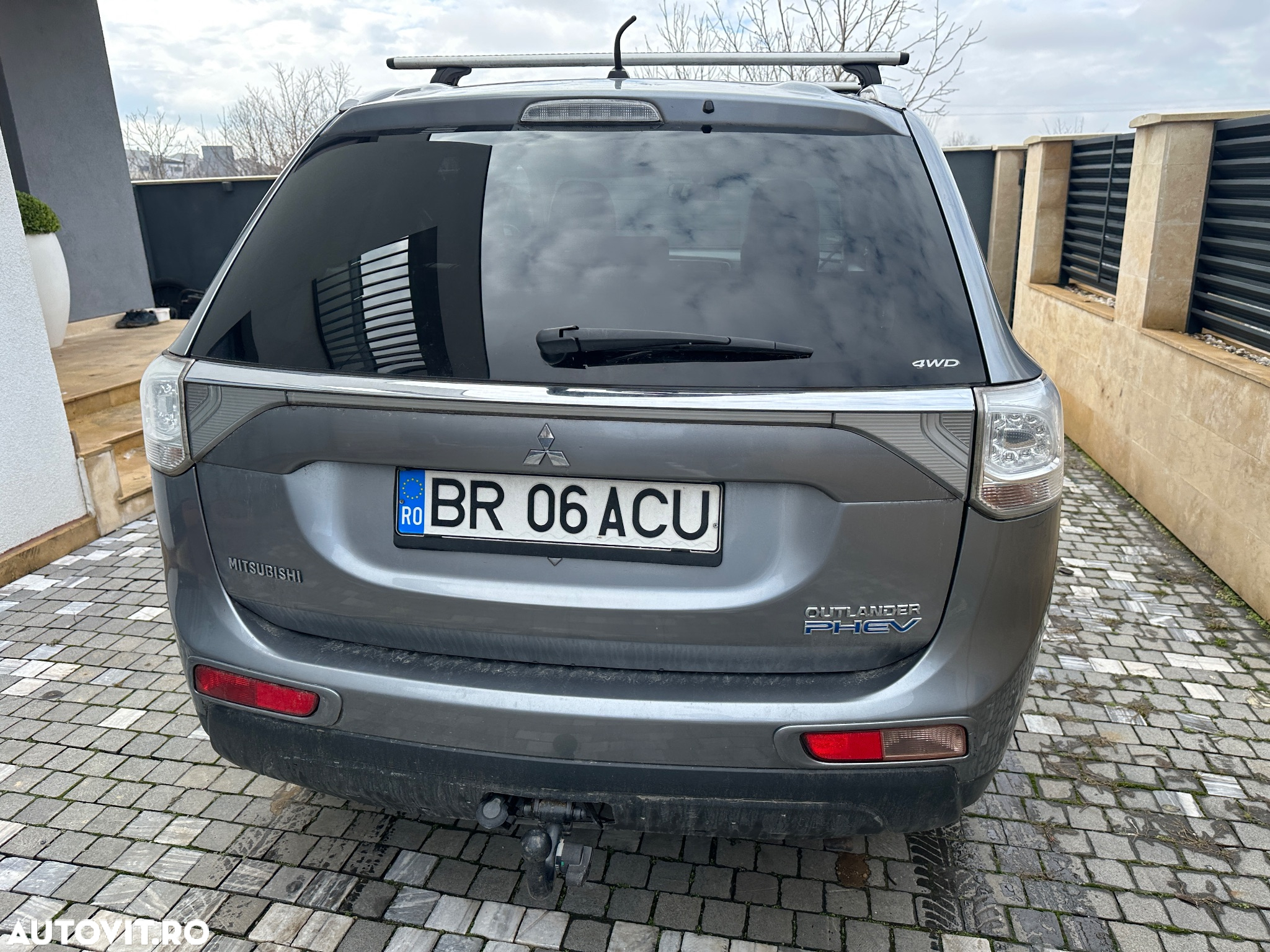 Mitsubishi Outlander 2.0 4WD Plug-In Hybrid Plus - 12
