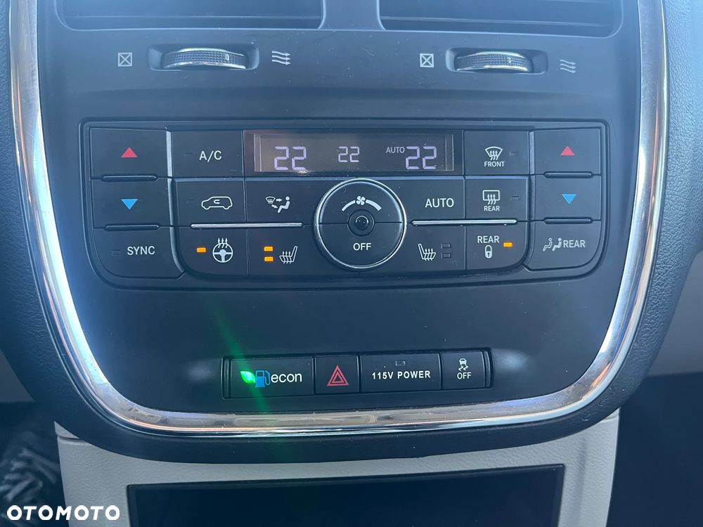 Chrysler Town & Country 3.6 Limited - 21