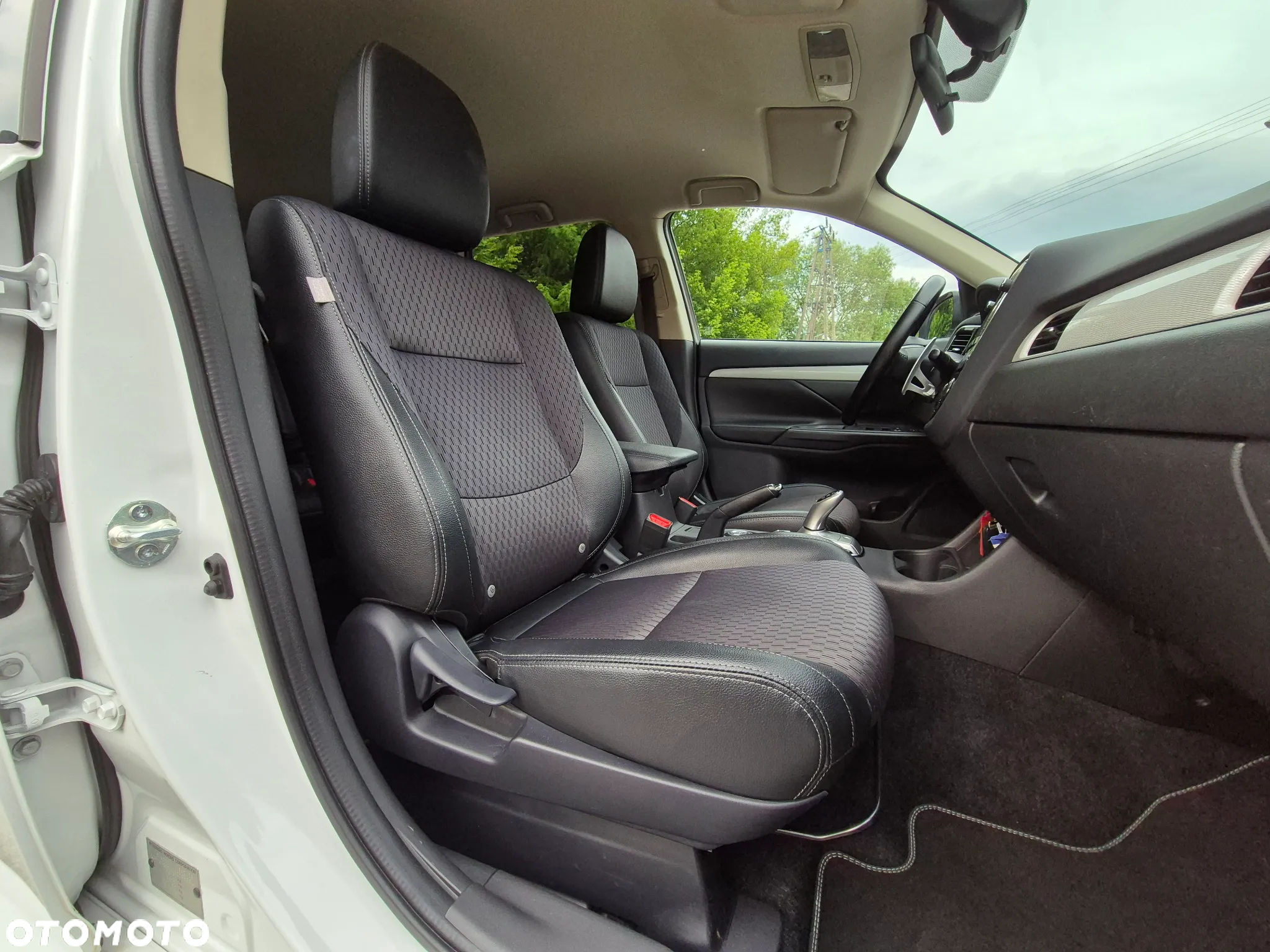 Mitsubishi Outlander 2.0 4WD Plug-In Hybrid - 27