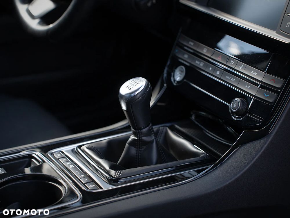 Jaguar XE - 13
