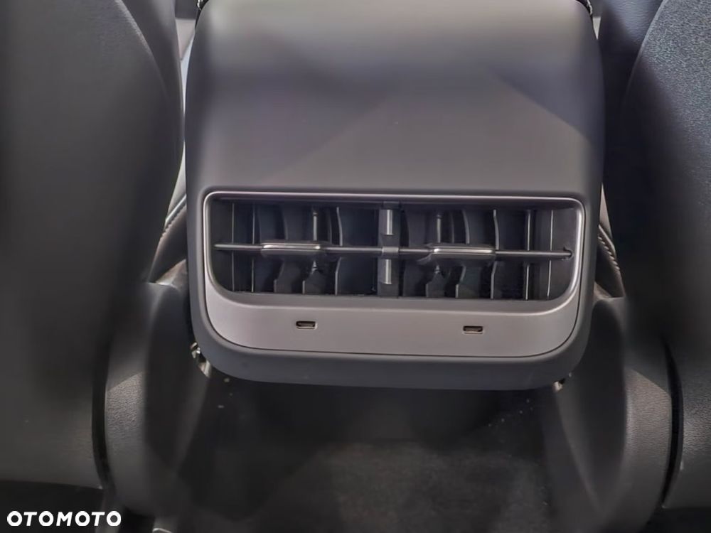 Tesla Model Y Long Range AWD - 20