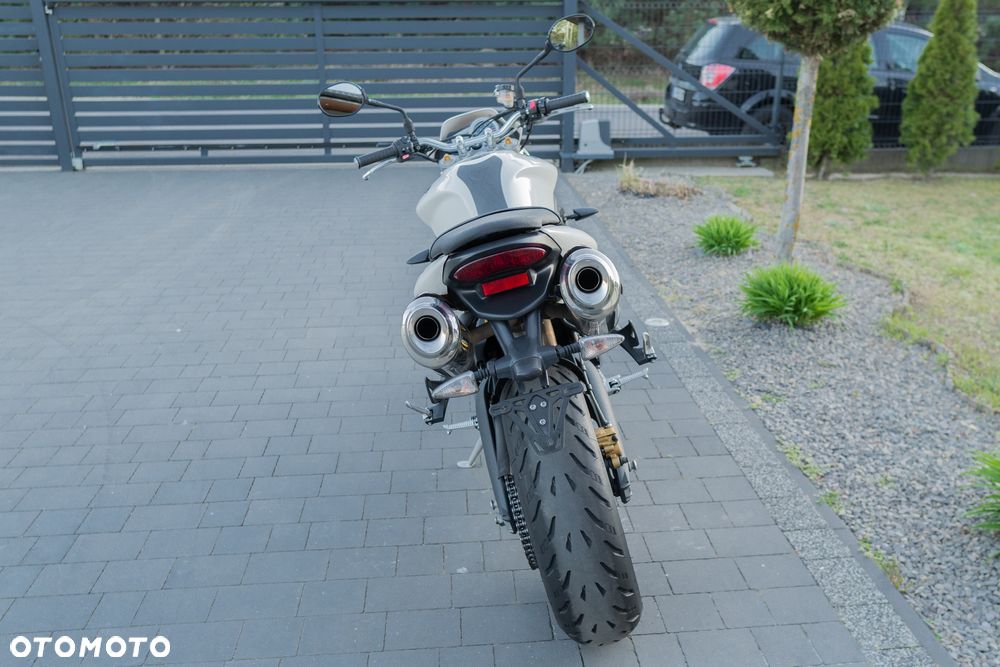 Triumph Street Triple - 10