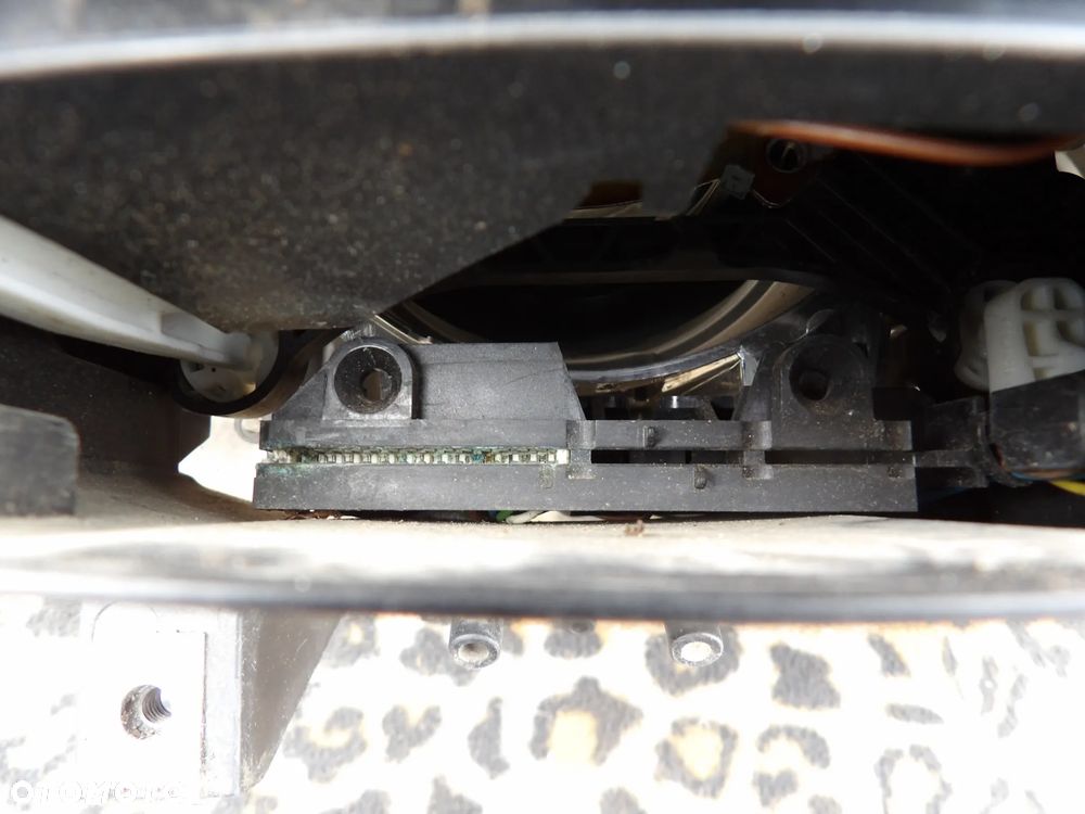 BMW - F10 - H7 - LEWA LAMPA PRZEDNIA - USZELNIONA - POKLEJONE UCHWYTY - SPALONA KOSTKA - ZALANE GNIAZDO - UK - 7203241 - 8