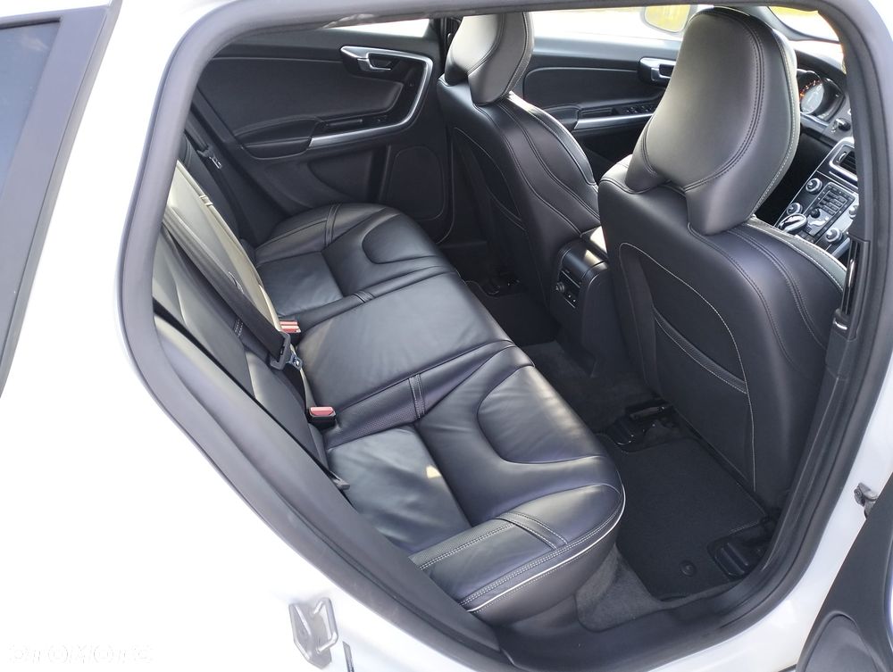Volvo V60 T6 AWD Drive-E R-Design Momentum - 20