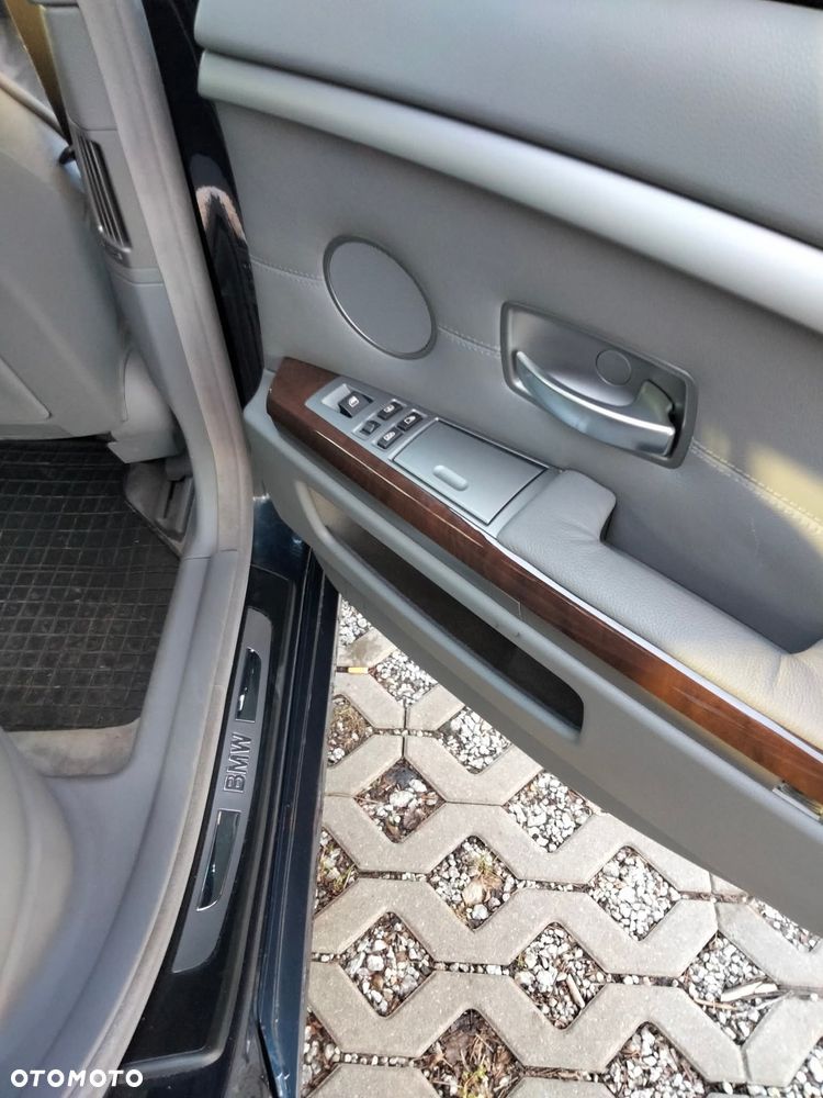 BMW Seria 7 750i - 12