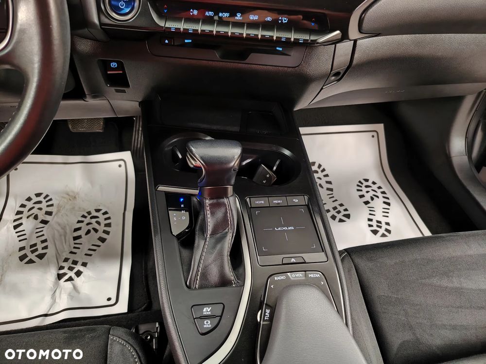 Lexus UX 250h Elegance 2WD - 33