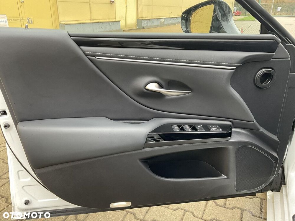 Lexus ES 300h Business Edition - 17