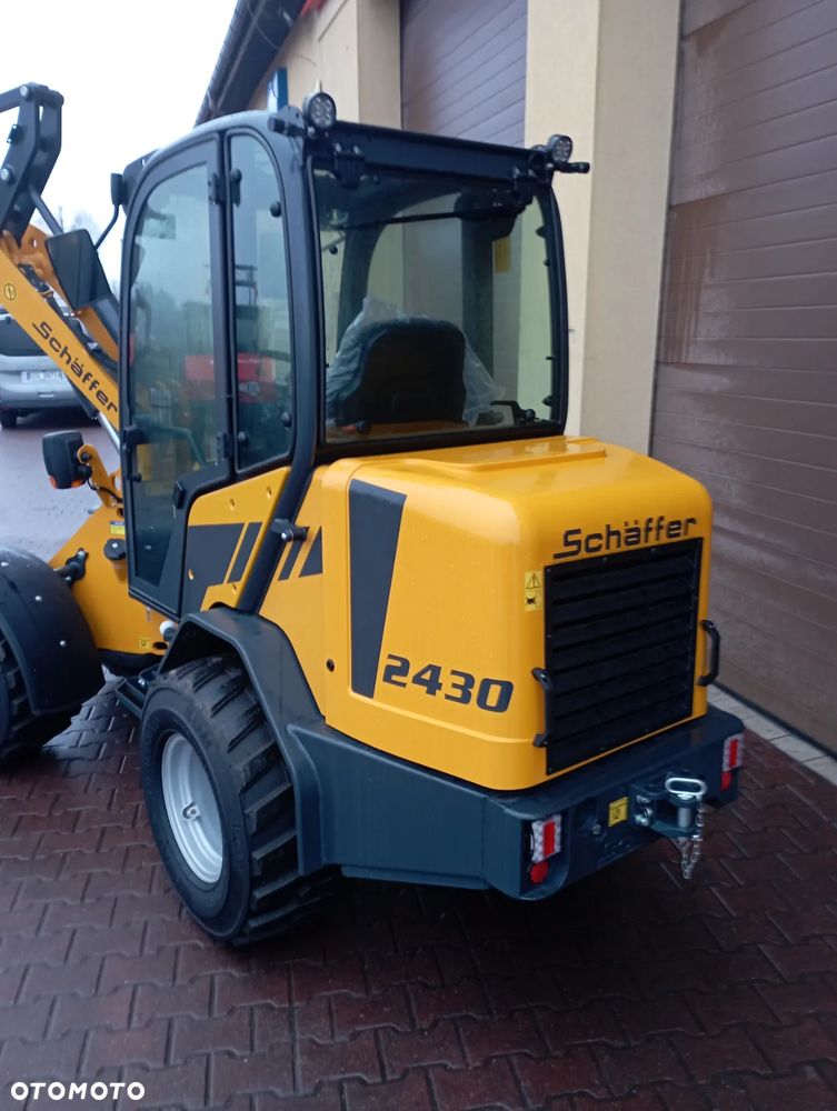 Schäffer 2430 z kabiną - 6