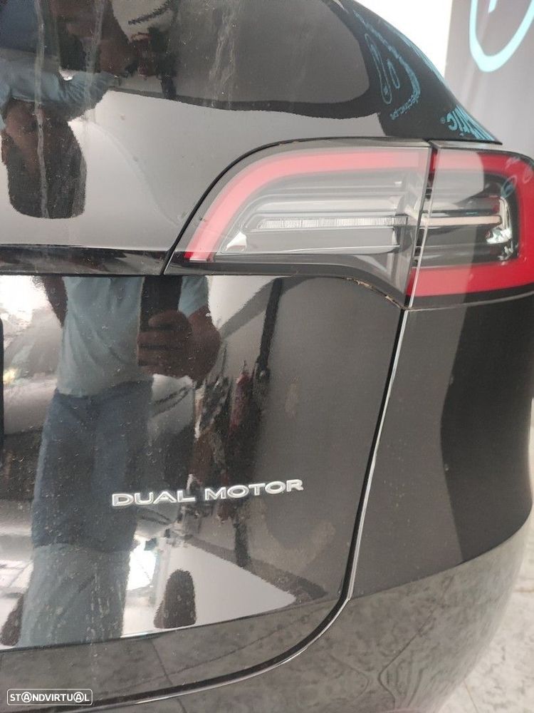 Tesla Model Y Long Range Dual Motor AWD — fotografia 10