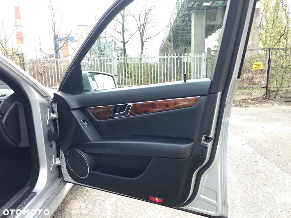 Mercedes-Benz Klasa C 300 Avantgarde 4-Matic - 25