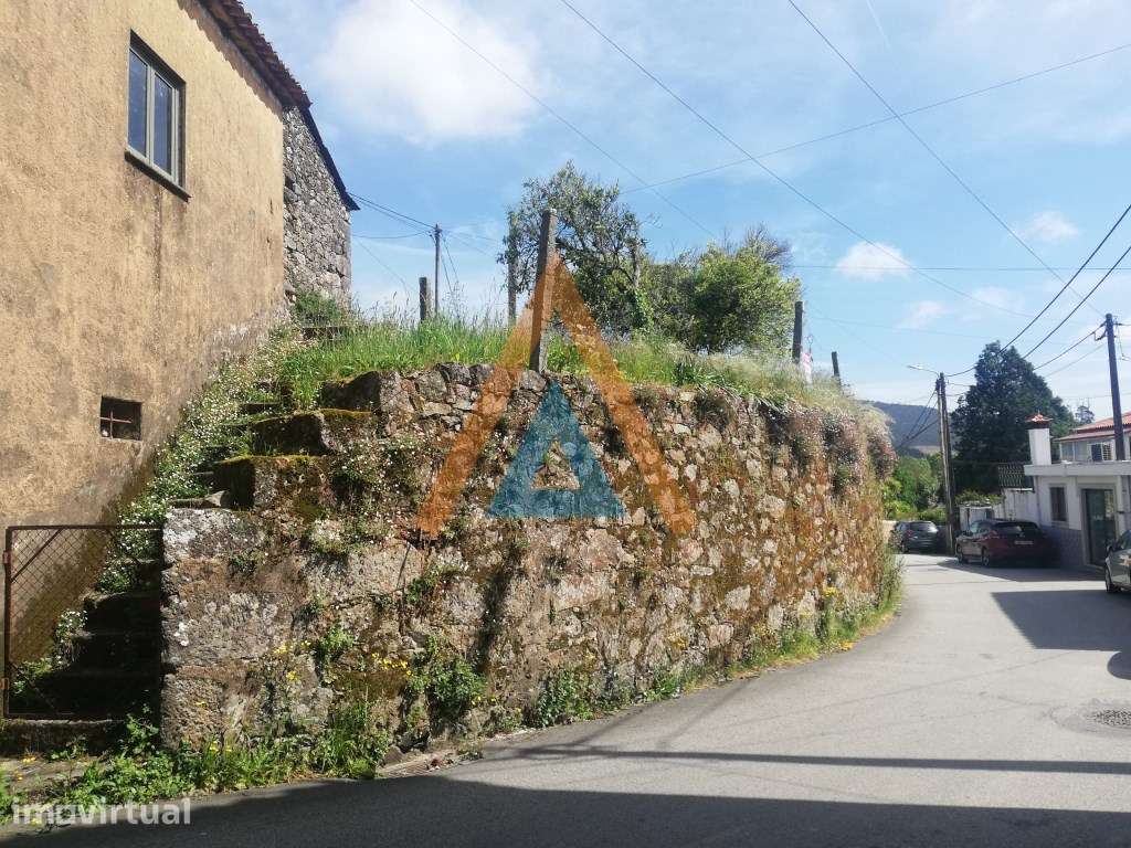 Casa Rústica com imenso potencial mesmo no centro de Romariz - Grande imagem: 5/12