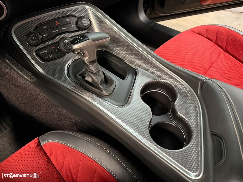 Dodge Challenger Auto SRT Hellcat - 39