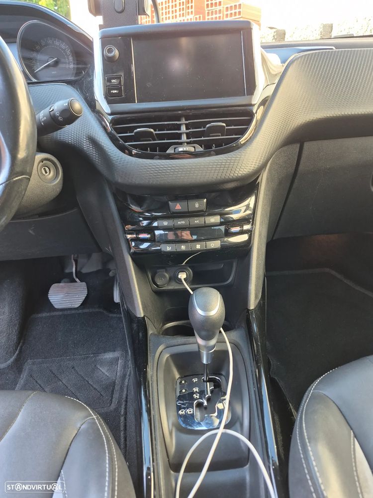 Peugeot 2008 1.2 PureTech Allure EAT6 - 4