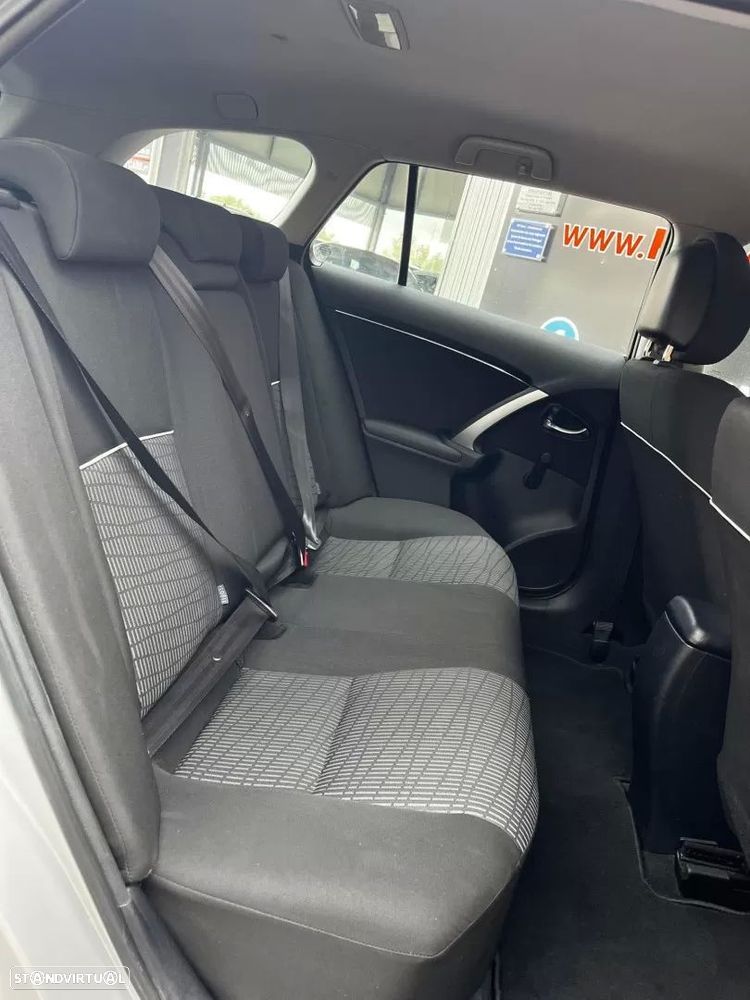 Toyota Avensis SW 2.0 D-4D Comfort - 18
