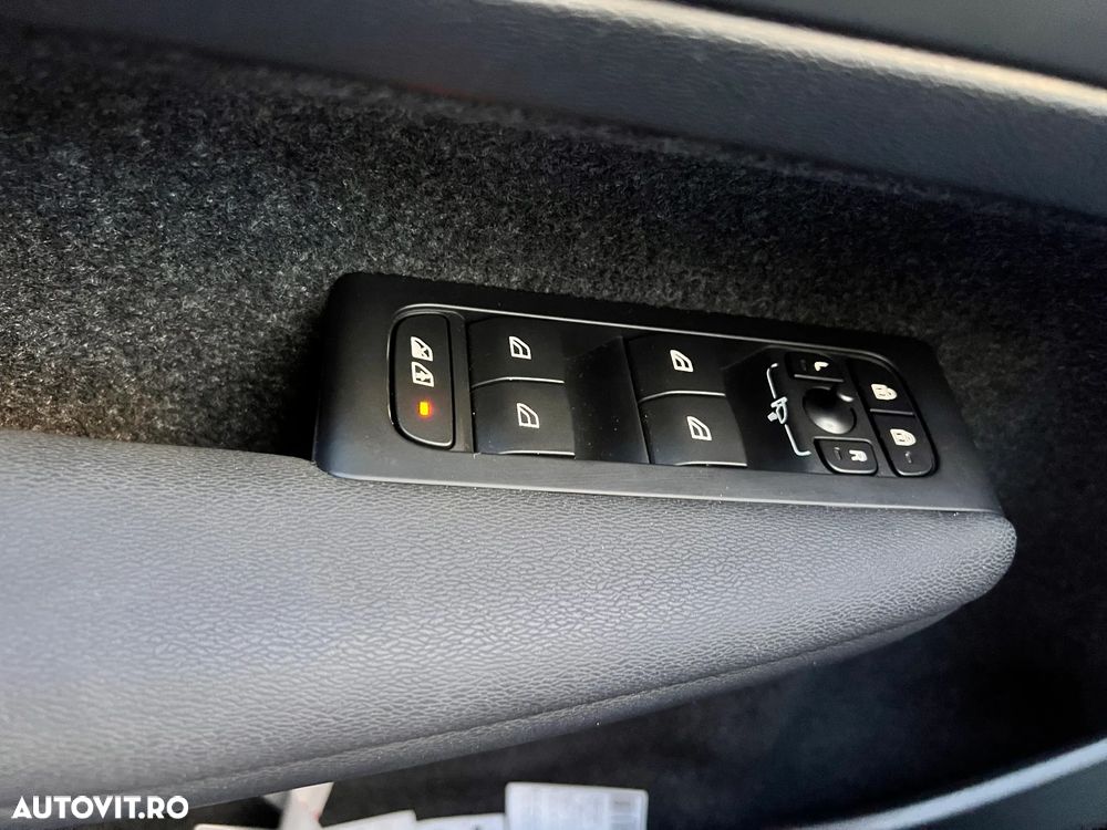 Volvo XC 40 B4 AT FWD MHEV Plus Dark - 15