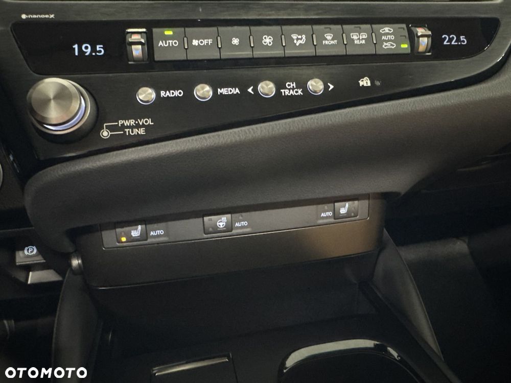 Lexus ES 300h Business Edition - 22