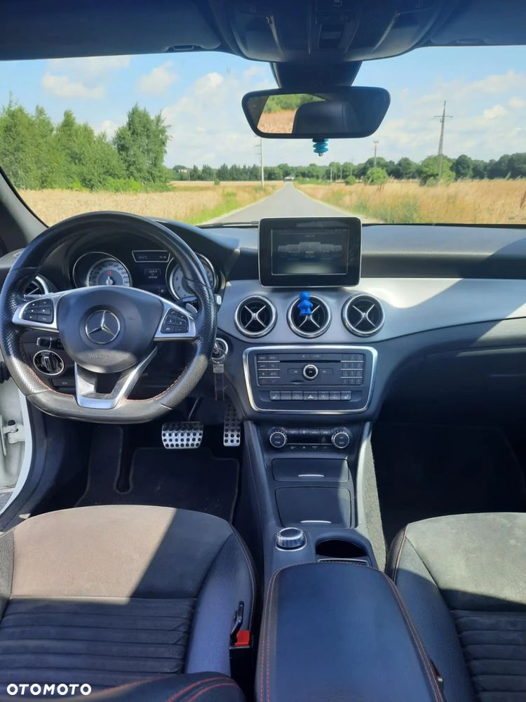 Mercedes-Benz CLA 200 7G-DCT AMG Line - 12