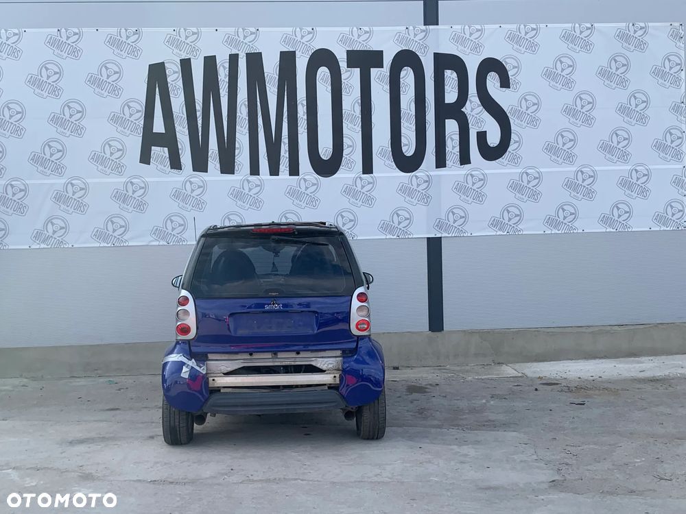 SMART FORTWO 2001 *SAMOCHÓD NA CZĘŚCI* 2735 MASKA, LAMPA, DRZWI, LUSTERKO, ZDERZAK, GRILL, BŁOTNIK, KLAPA, BELKA, DESKA, FOTELE, KANAPA, ĆWIARTKA, KIEROWNICA, TARCZE, ZACISKI, ZAWIESZENIE, KOMPLETNY PRZÓD, KOMPLETNY TYŁ, LICZNIK, ZEGARY, PRAWE LEWE PRZÓD TYŁ - 4