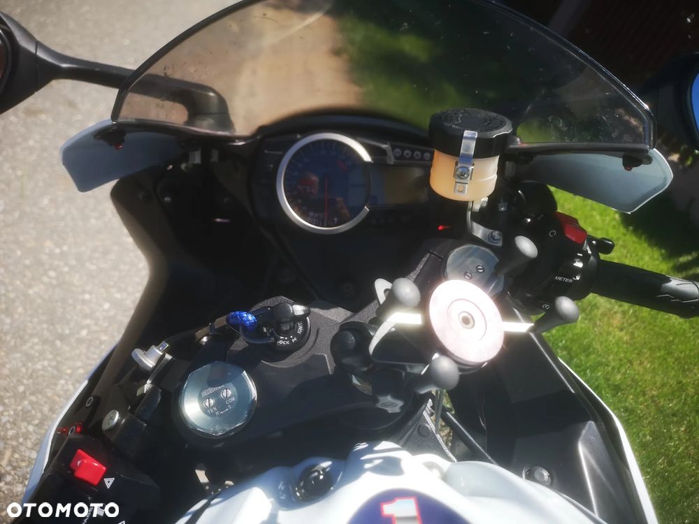 Suzuki GSR - 4