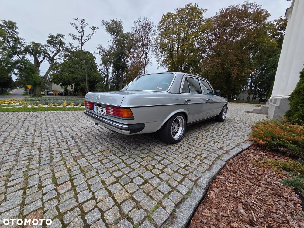 Mercedes-Benz W123 - 13