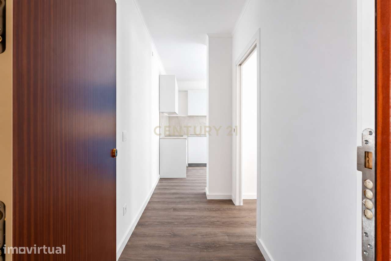 Apartamento T1, totalmente renovado, em Almada com logradouro - Grande imagem: 2/17
