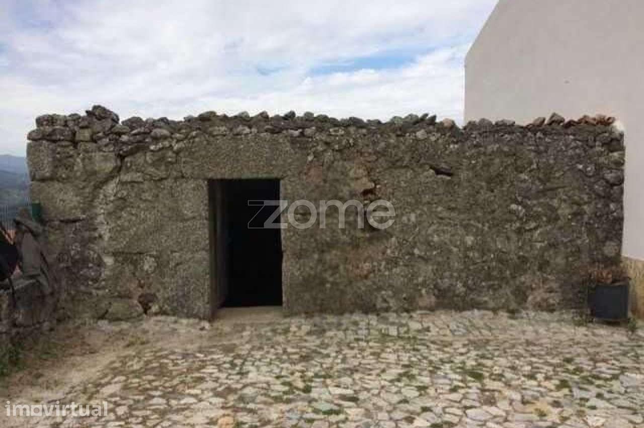 Ruína em Pedra para recuperar com projeto na Serra da Estrela - Grande imagem: 4/25