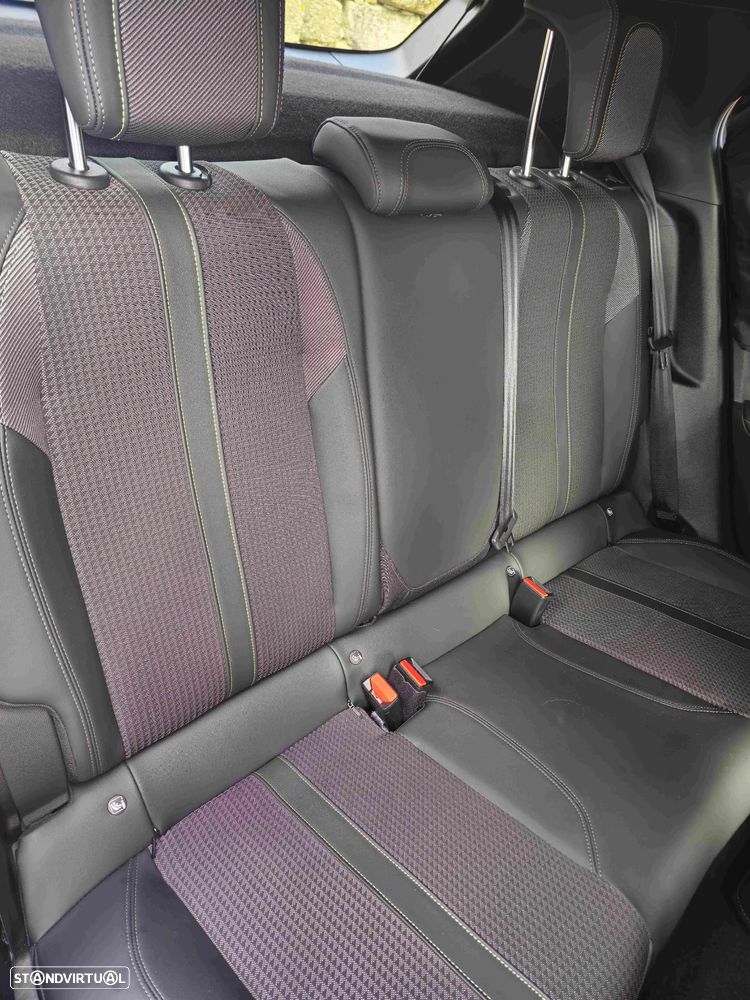 Peugeot 2008 1.2 PureTech GT EAT8 - 13