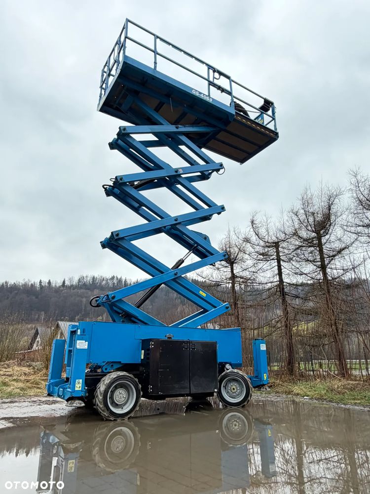 Genie Zwyżka Terenowa GS-4069RT Podnośnik Nożycowy Dźwig 14,5 metra jak Nowa z salonu! 1300 mtg. 2016 rok, Fabryczna przetwornica! 2x Gniazdo 230v góra dół. Pochodzi z Norweskiego urzędu Komuny. Zadbana! 4x4 Silnik Kubota. Zero Luzów i wycieków. Aktualne Serwisy DEKRA BMWT. Wysuwany Balkon. Sterowana z dołu i góry. Okazja Tanio !! Dokumentacja! Bez DPF, adBLUE - 21