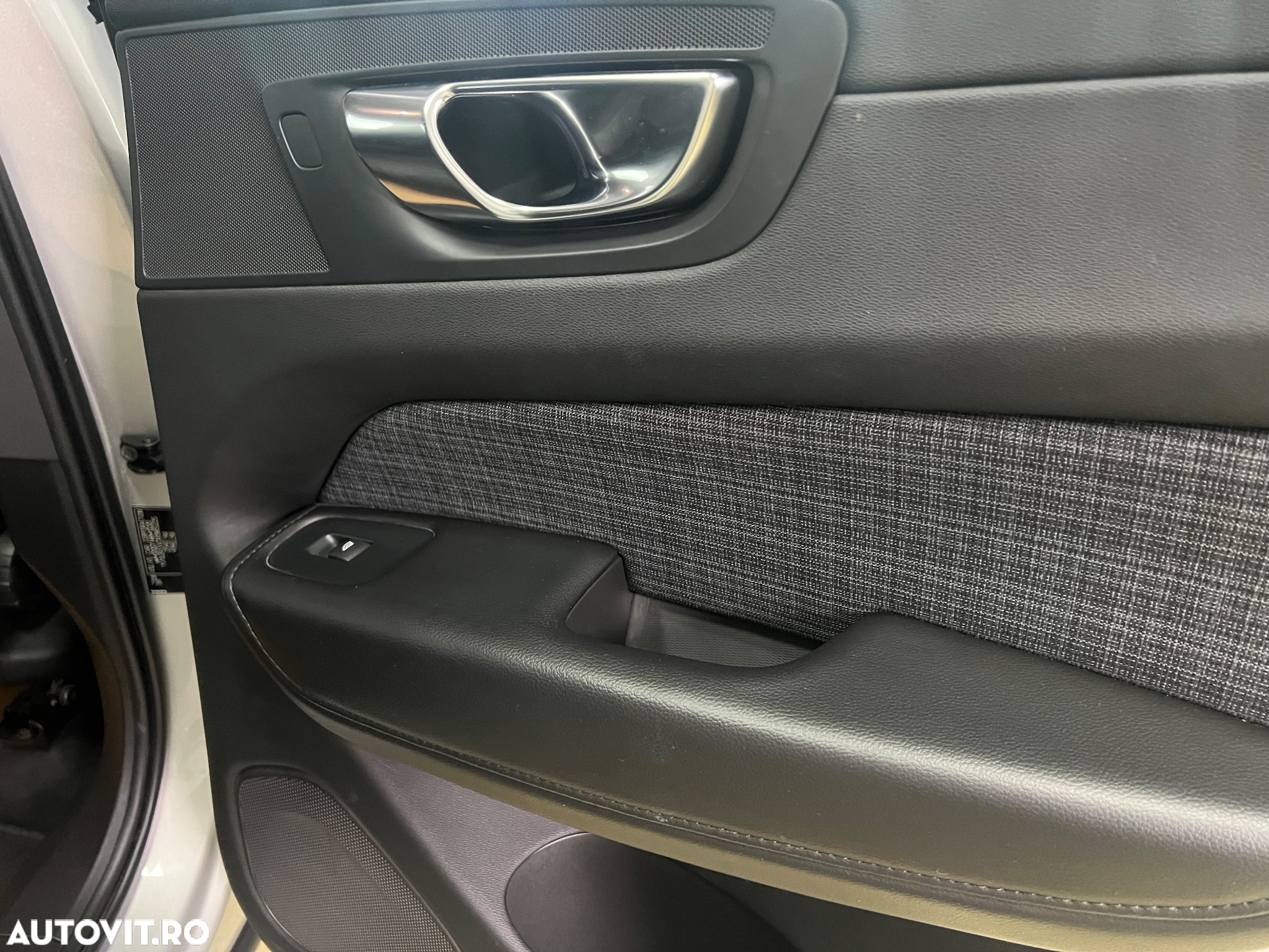 Volvo XC 60 B4 D AWD Geartronic Momentum Pro - 19