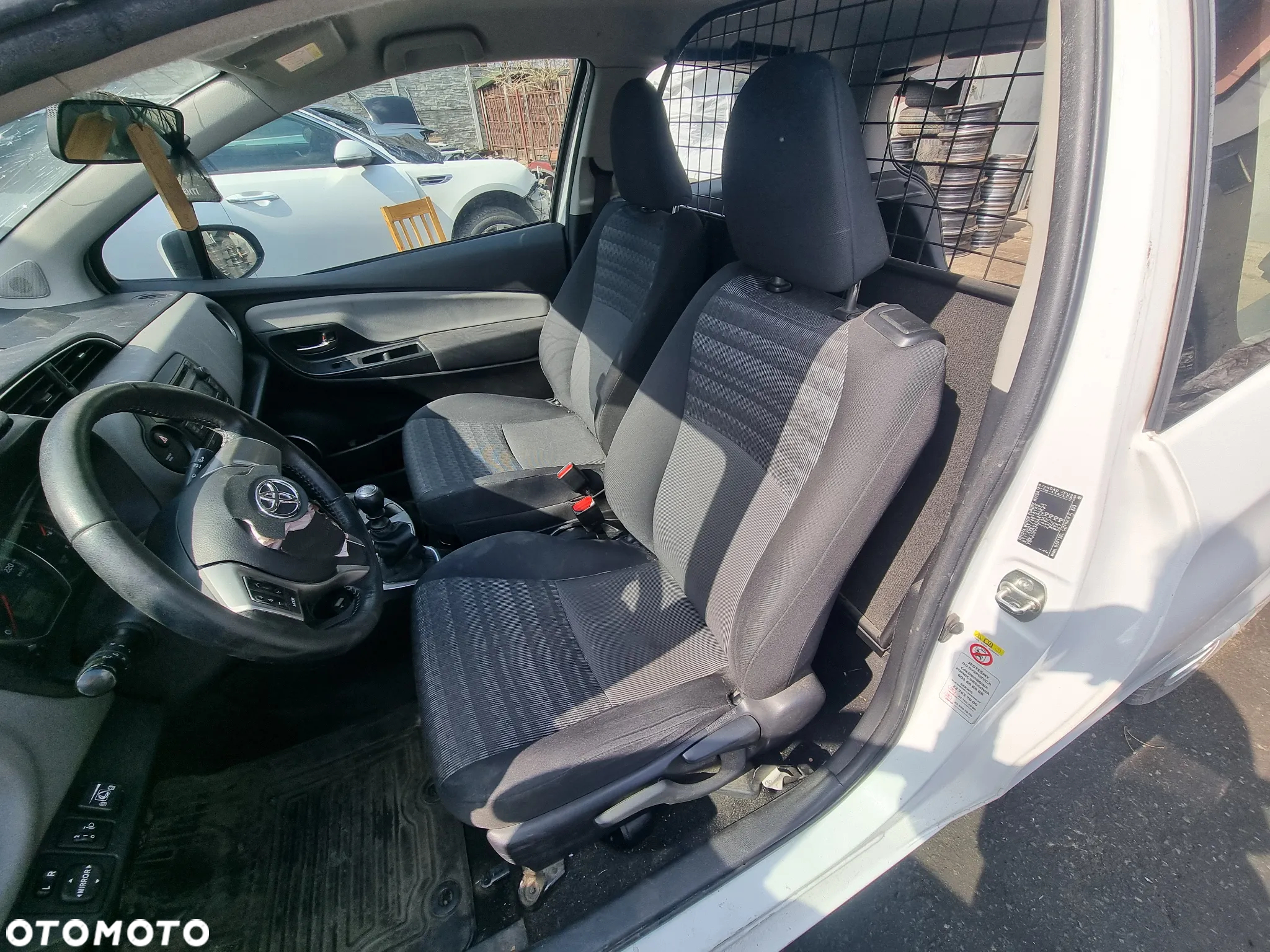 TOYOTA YARIS III 14-17 LIFT 2016 r. fotel kierowcy i pasażera fotele * - 2