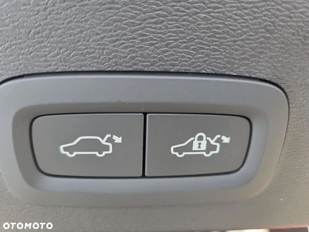 Volvo XC 40 B4 Plus Black Edition - 35