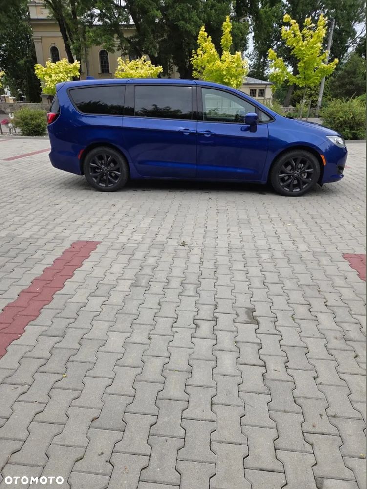 Chrysler Pacifica - 2