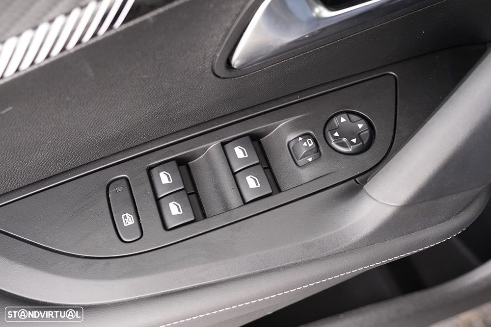 Peugeot 2008 1.2 PureTech Allure EAT8 - 21