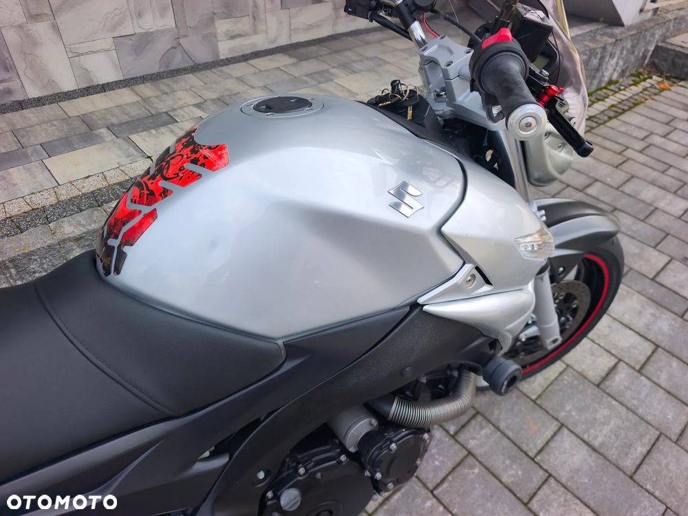 Suzuki GSR - 23