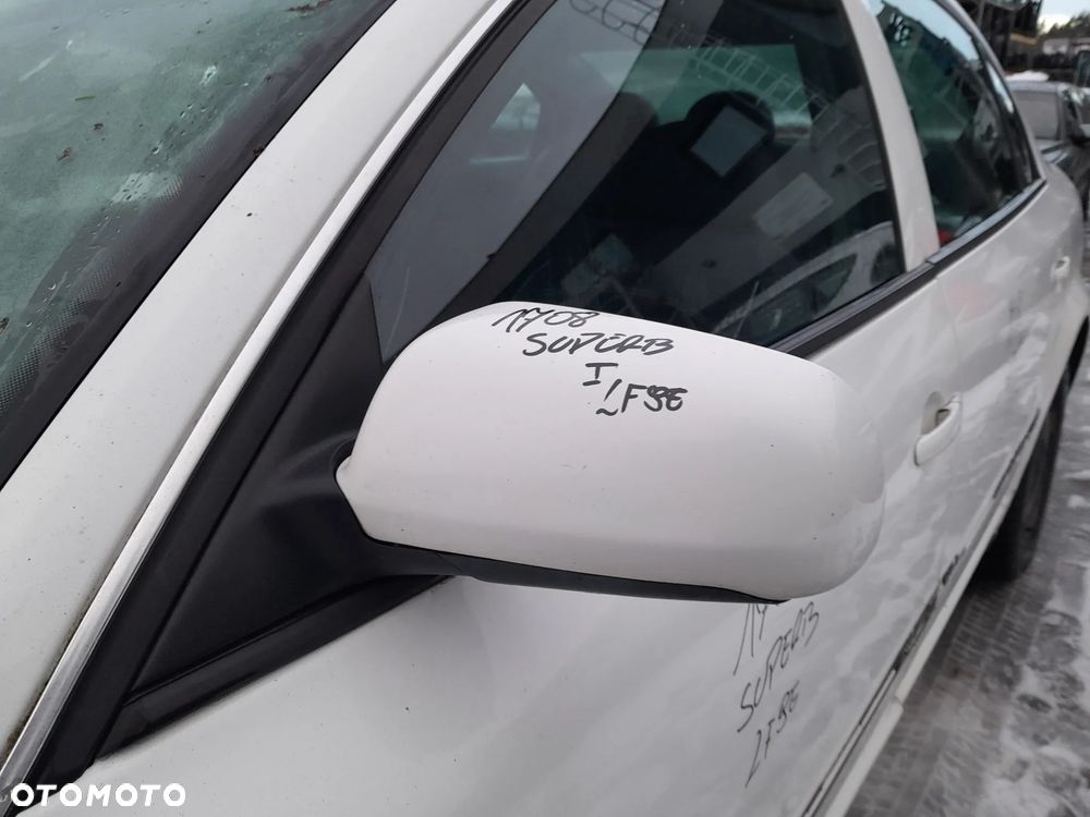 SKODA SUPERB I LUSTERKO LEWE PRZEDNIE LEWY PRZÓD KOLOR: LF9E - 1