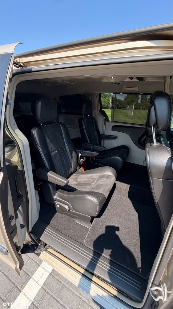 Chrysler Town & Country 3.6 Limited - 17