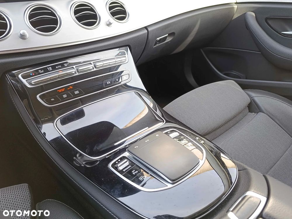 Mercedes-Benz Klasa E 300 de 4Matic T 9G-TRONIC - 36