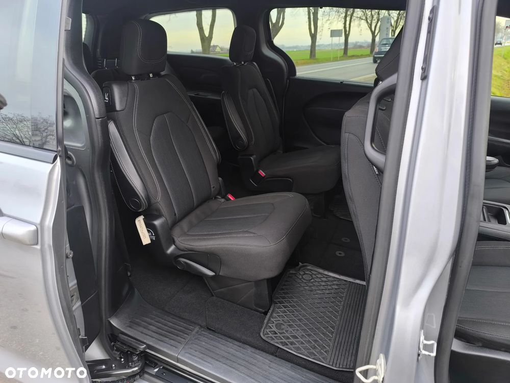 Chrysler Pacifica - 12