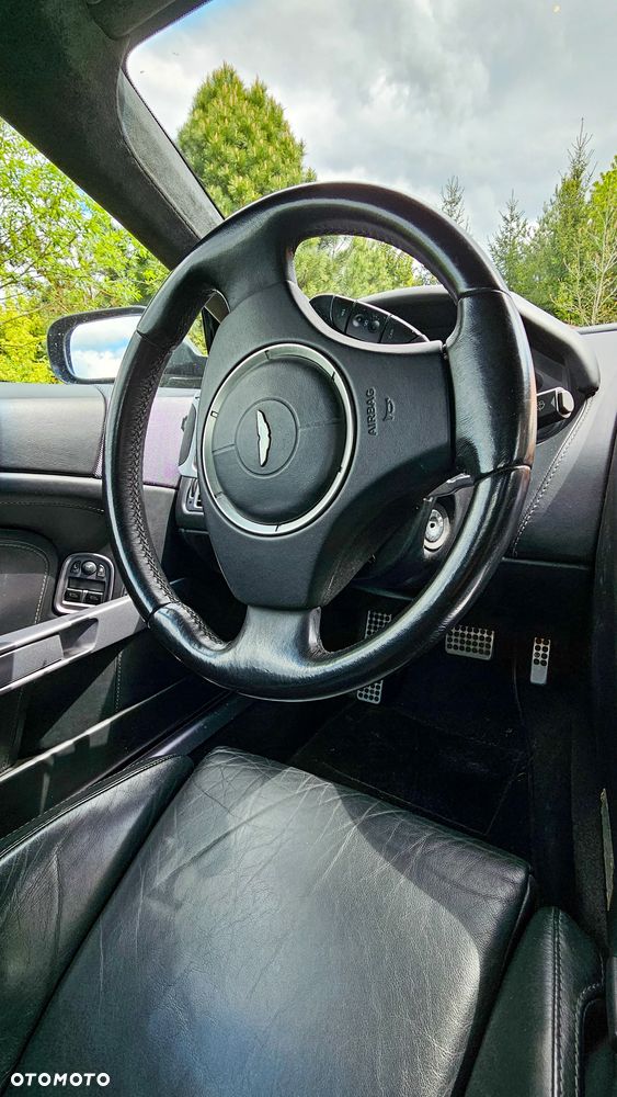 Aston Martin DB9 Standard - 22