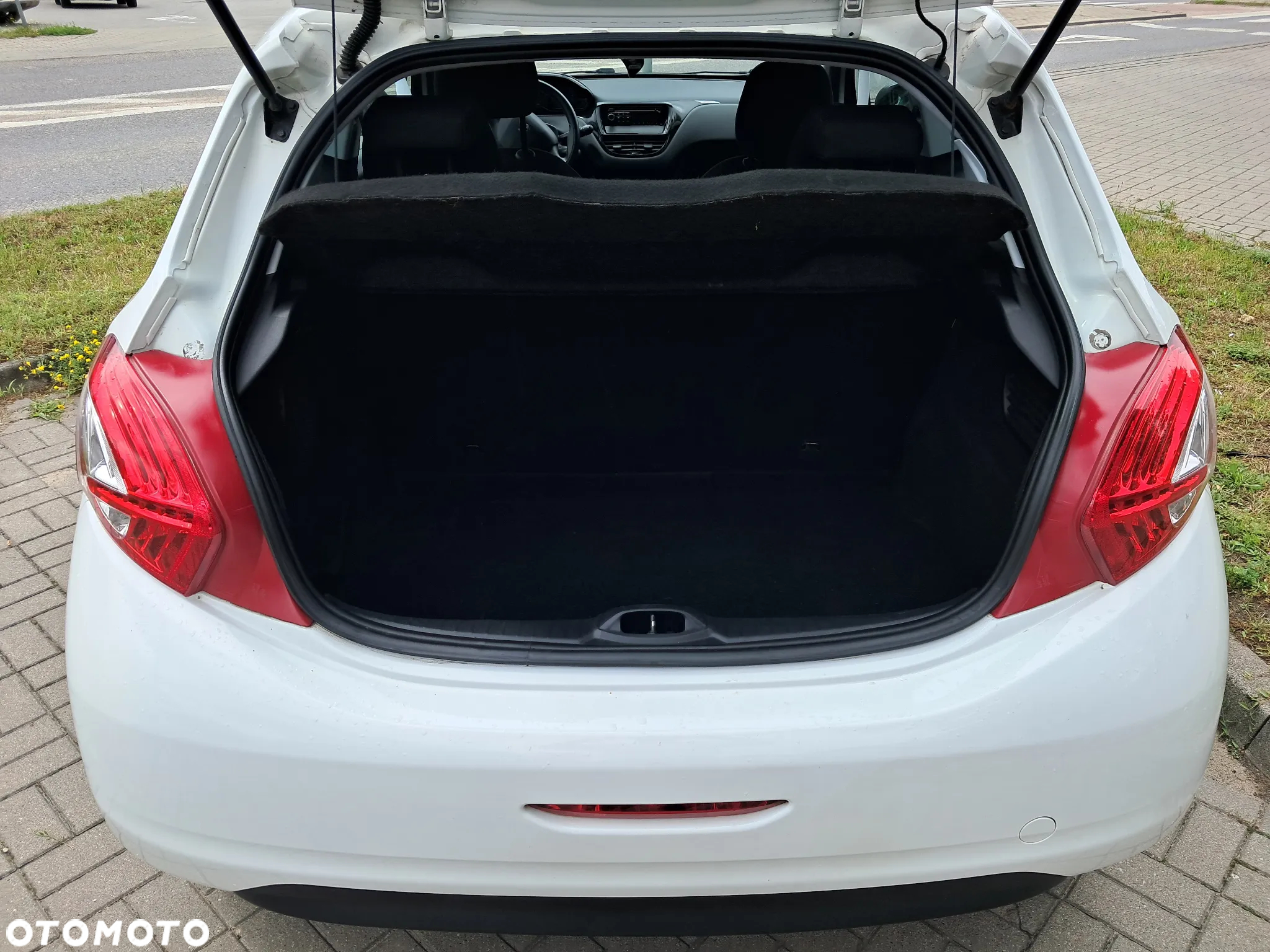 Peugeot 208 - 10