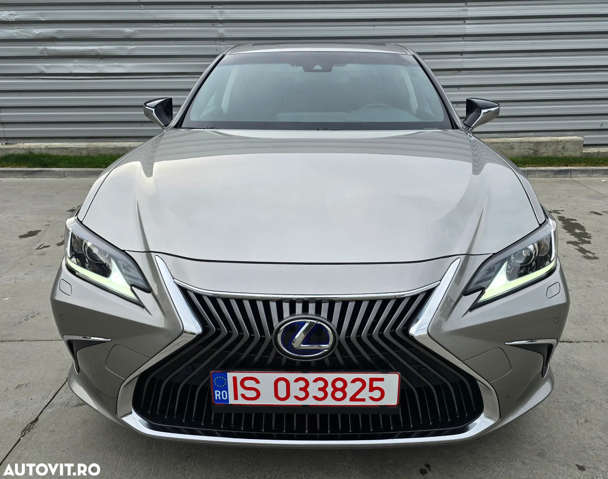 Lexus Seria ES 300h 2.5 TNGA HV 25H- 4X2 CVT Business - 2