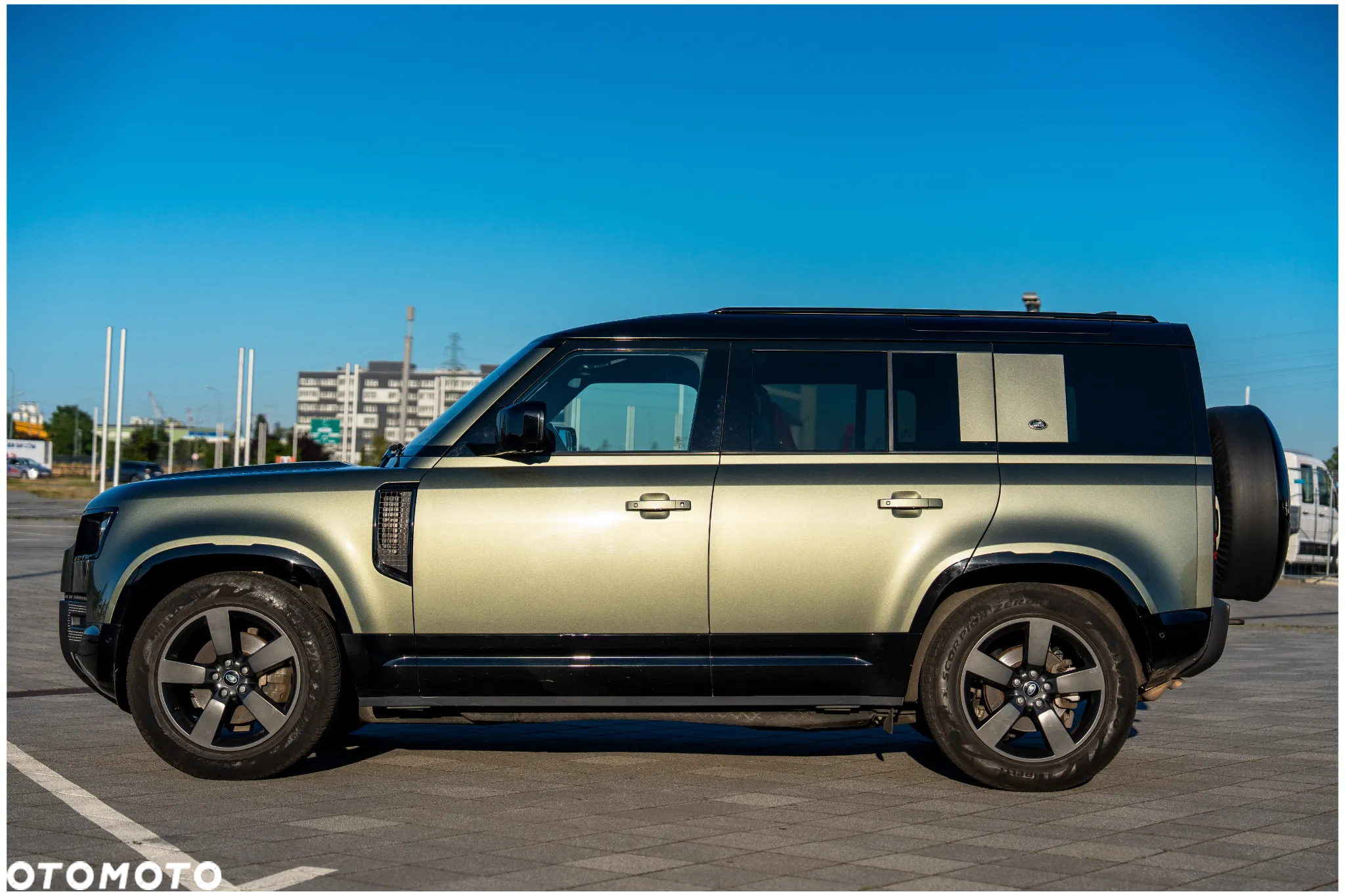 Land Rover Defender - 4