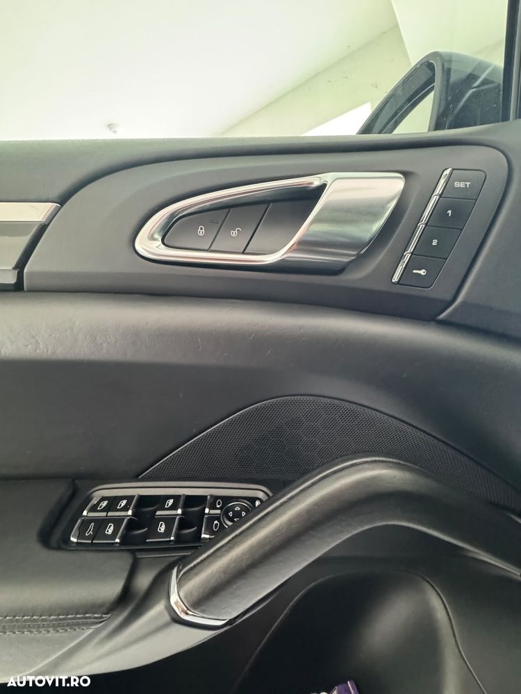 Porsche Cayenne 4.2 L S - 8